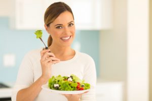 Mujer comiendo sanamente